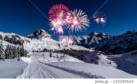 白銀の山並みに咲く色鮮やかな花火1 133295624