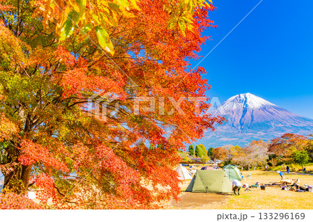 【静岡県】秋の田貫湖湖畔キャンプ場と富士山 【静岡県】秋の田貫湖湖畔キャンプ場と富士山 133296169