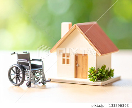 家の前に置かれた車椅子のミニチュア|高齢者の生活支援イメージ 家の前に置かれた車椅子のミニチュア|高齢者の生活支援イメージ 133296398