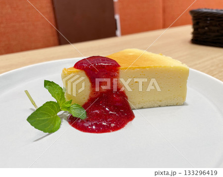 チーズケーキ ストロベリーソースがけ 濃厚なベイクドチーズケーキ チーズケーキ ストロベリーソースがけ 濃厚なベイクドチーズケーキ 133296419