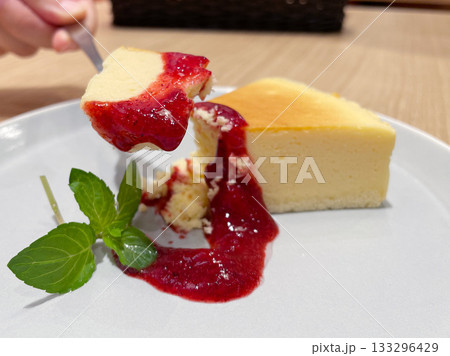 チーズケーキ ストロベリーソースがけ 濃厚なベイクドチーズケーキ チーズケーキ ストロベリーソースがけ 濃厚なベイクドチーズケーキ 133296429