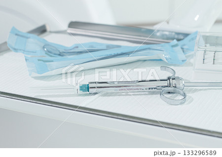 a carpal syringe, reusable, for use in dentistry, for the administration of anesthetic, lies on the table a carpal syringe, reusable, for use in dentistry, for the administration of anesthetic, lies on the table 133296589