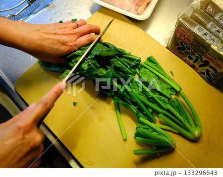 キッチン 料理 野菜 肉 切る 女性 手元のタグ キッチン 料理 野菜 肉 切る 女性 手元のタグ 133296643