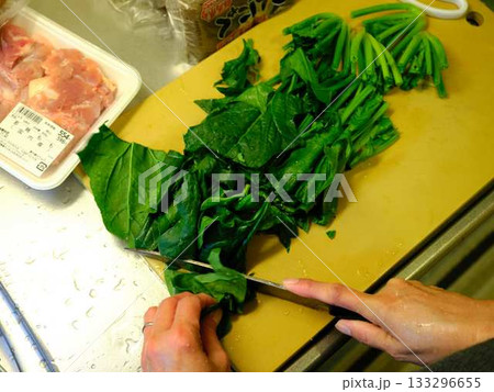 キッチン　料理　野菜　肉　切る　女性　手元のタグ 133296655