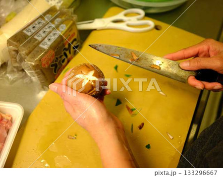 キッチン 料理 野菜 肉 切る 女性 手元のタグ キッチン 料理 野菜 肉 切る 女性 手元のタグ 133296667