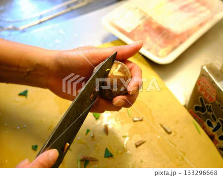 キッチン　料理　野菜　肉　切る　女性　手元のタグ 133296668