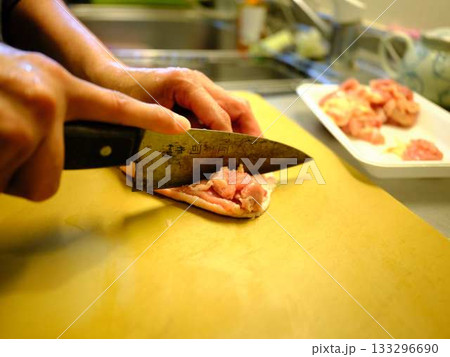 キッチン　料理　野菜　肉　切る　女性　手元のタグ 133296690