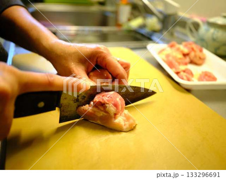 キッチン　料理　野菜　肉　切る　女性　手元のタグ 133296691