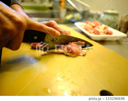 キッチン　料理　野菜　肉　切る　女性　手元のタグ 133296696