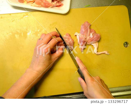 キッチン　料理　野菜　肉　切る　女性　手元のタグ 133296717