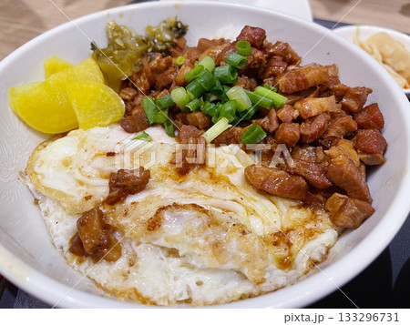 台湾の名物丼 ルーローハン 甘辛煮込み豚肉のせご飯 133296731