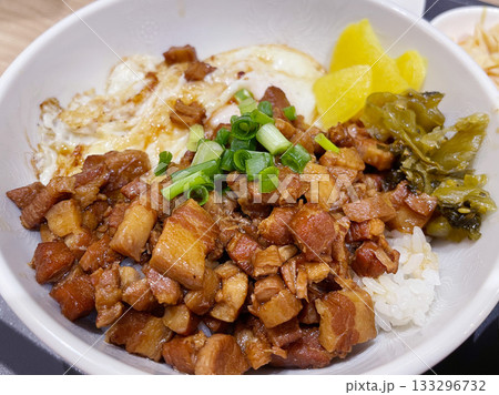 台湾の名物丼 ルーローハン 甘辛煮込み豚肉のせご飯 133296732