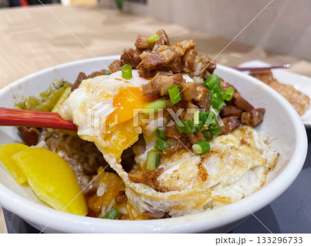 台湾の名物丼 ルーローハン 甘辛煮込み豚肉のせご飯 133296733