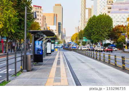 ソウル　鐘路のバス専用レーン　※一部ソフトフォーカス 133296735