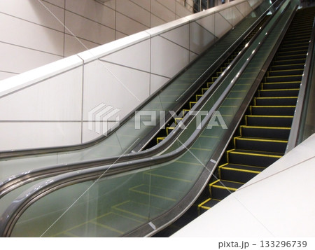 無人のエスカレーター 133296739