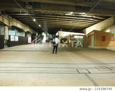 深夜の都心駅ガード下の風景 深夜の都心駅ガード下の風景 133296740