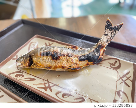 渓流魚の鮎を塩焼きにした日本の食べ物。焼き魚。 133296855