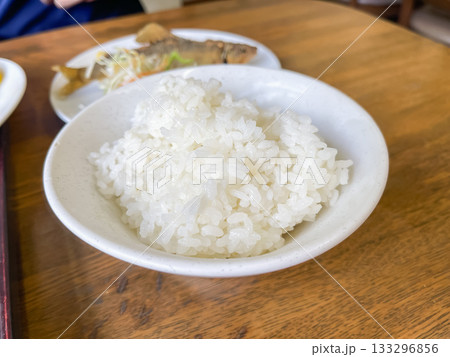 白米の炊き立てご飯と、唐揚げにした渓流魚の鮎。和食。 白米の炊き立てご飯と、唐揚げにした渓流魚の鮎。和食。 133296856