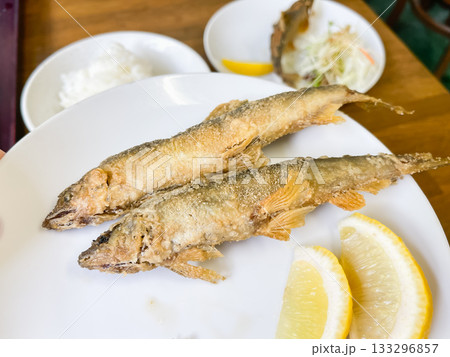 渓流魚の鮎を唐揚げにした日本の食べ物。揚げ魚。 渓流魚の鮎を唐揚げにした日本の食べ物。揚げ魚。 133296857