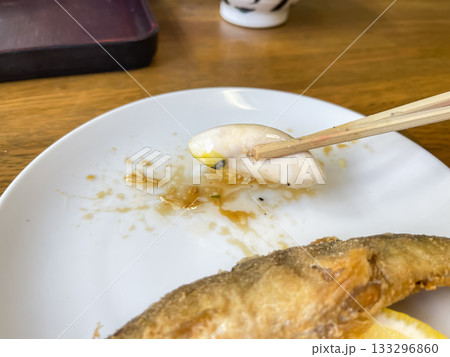 渓流魚の鮎。秋の鮎を唐揚げにした日本の料理。白子のクローズアップ。 133296860