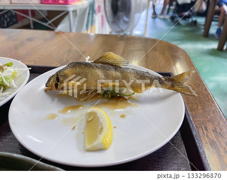 渓流魚の鮎を唐揚げにした日本の食べ物。揚げ魚。 133296870