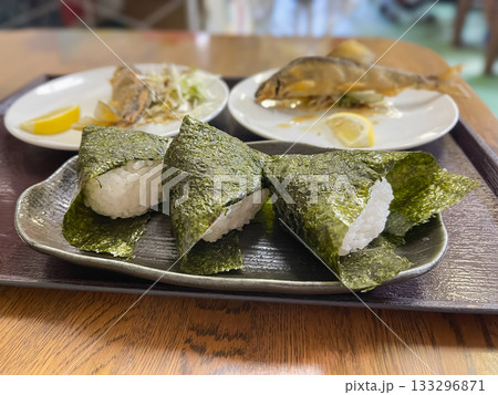 唐揚げにした渓流魚の鮎と、海苔を巻いたおにぎり。和食。 133296871