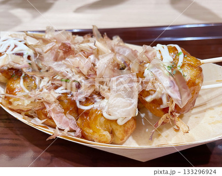鰹節がかかったソースたこ焼き 133296924