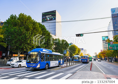 ソウル　鐘路のバス専用レーン　※一部ソフトフォーカス 133297004