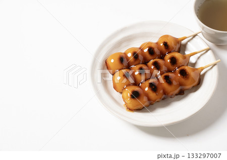 白い皿にのったみたらし団子 133297007