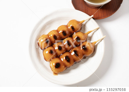 白い皿にのったみたらし団子 133297038