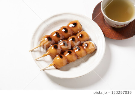 白い皿にのったみたらし団子 133297039