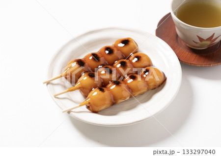白い皿にのったみたらし団子 133297040