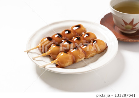 白い皿にのったみたらし団子 133297041