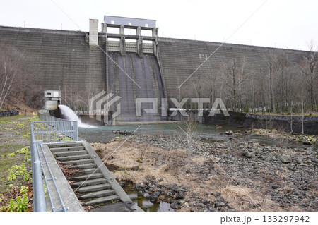 ダム下から写した金山ダム 133297942