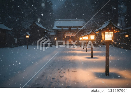 雪の中の神社と温かい灯り 雪の中の神社と温かい灯り 133297964