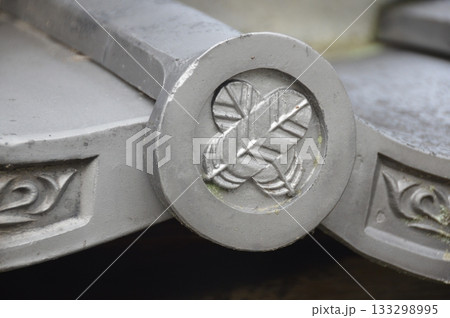 「鷹の羽紋」の軒丸瓦（花岳寺･山門／兵庫県赤穂市加里屋1992） 133298995