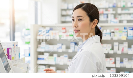 薬局で働く女性 薬局で働く女性 133299104