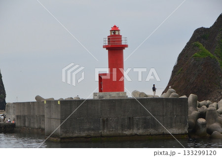 赤い灯台と釣り人(ウトロ港/斜里郡斜里町) 赤い灯台と釣り人(ウトロ港/斜里郡斜里町) 133299120