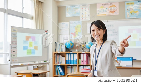 授業をする先生と生徒 133299321
