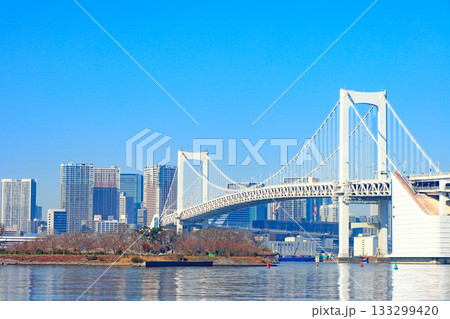 東京都港区、レインボーブリッジの風景 133299420