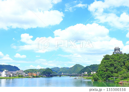 愛知県犬山市、国宝犬山城と木曽川の風景 133300338