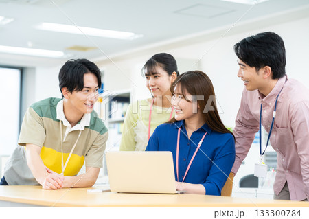 オフィスで働く若いエンジニア オフィスで働く若いエンジニア 133300784