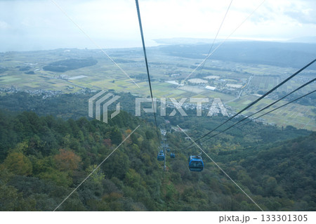 びわこ箱館山 ゴンドラから望む高島市と琵琶湖1 びわこ箱館山 ゴンドラから望む高島市と琵琶湖1 133301305