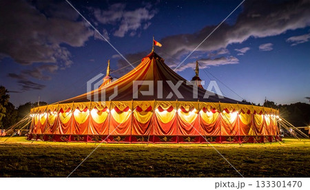 夕暮れに映えるサーカスの大きな天幕1 夕暮れに映えるサーカスの大きな天幕1 133301470
