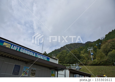 びわこ箱館山　箱館山ゴンドラ山麓駅とゴンドラ1 133301611
