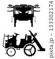 正面、横から見た田植え機（農業機械）の白黒シルエット 133302174