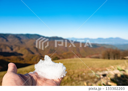 三峰山頂上からの眺めと初雪　上田方面 133302203