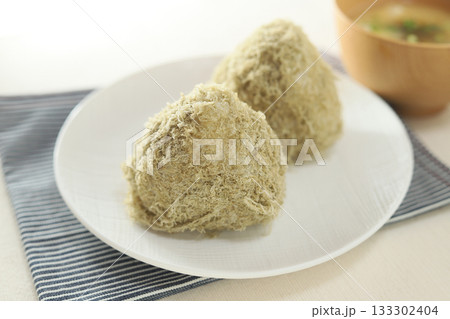 健康的な味、とろろ昆布おにぎり 133302404