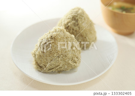 健康的な味、とろろ昆布おにぎり 133302405