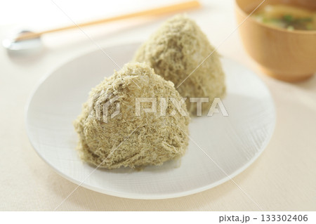 健康的な味、とろろ昆布おにぎり 健康的な味、とろろ昆布おにぎり 133302406